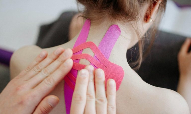 Physio- Kinesiotapes in der Heilpraxis; Foto von Danik Prihodko: https://www.pexels.com/de-de/foto/person-hande-therapeutisch-verletzt-8219058/